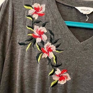 Amaryllis embroidered knit tunic, Gray size Medium NWOT